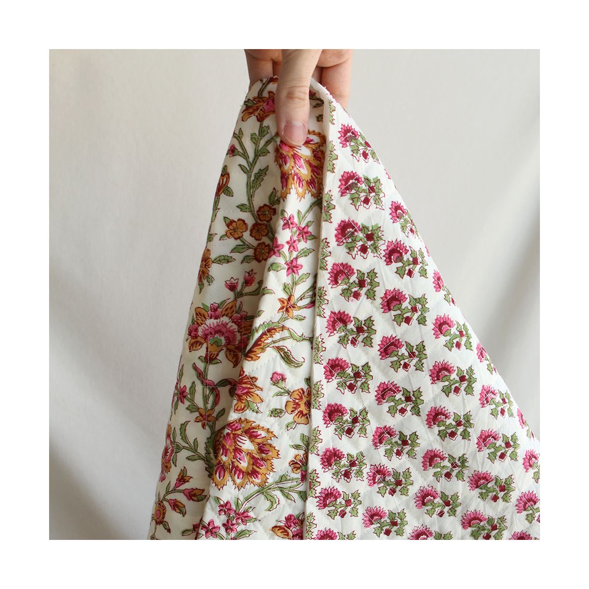 Jamila - Tissu indien matelassé double face coton hand block largeur 100cm Jamila - Tissu indien matelassé double face coton hand block largeur 100cm