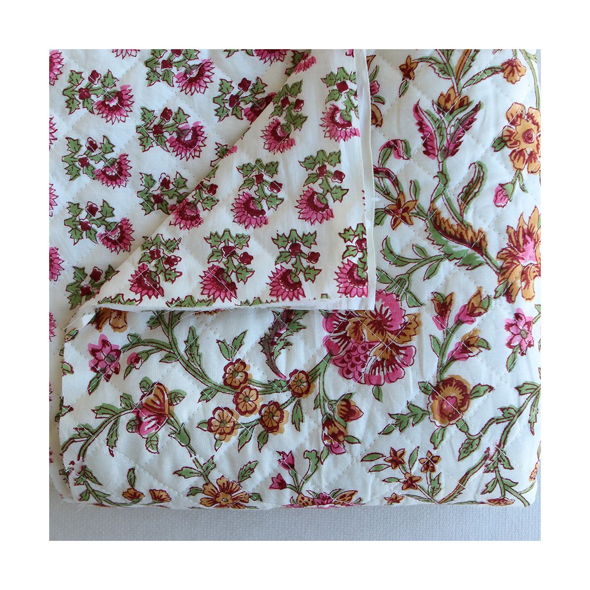 Jamila - Tissu indien matelassé double face coton hand block largeur 100cm Jamila - Tissu indien matelassé double face coton hand block largeur 100cm