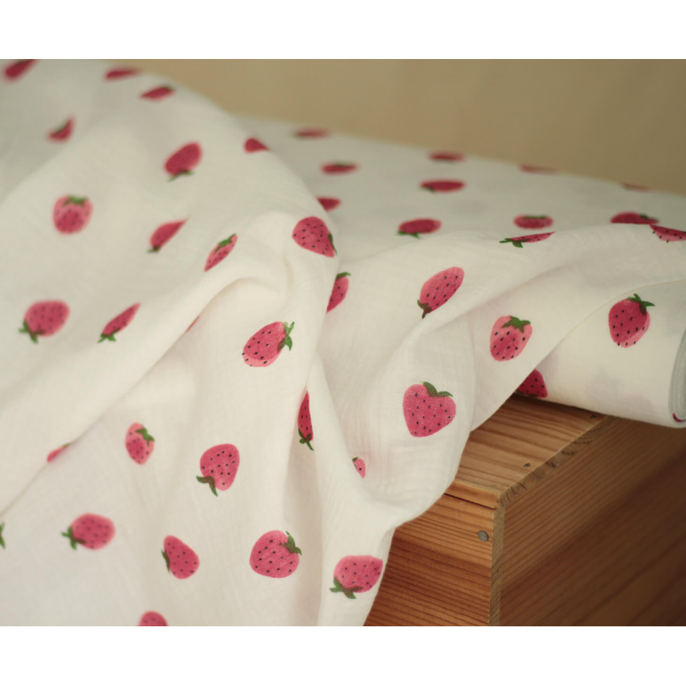 Dora - Double gaze de coton blanc motif fraises rosées