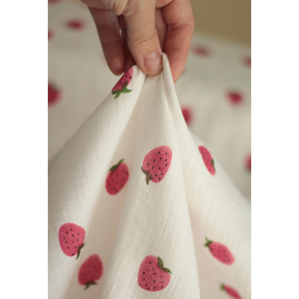 Dora - Double gaze de coton blanc motif fraises rosées