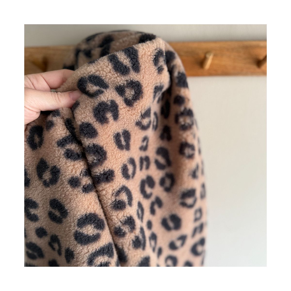 Teddy / moumoute bouclé / sherpa fond marron glacé léopard Graou