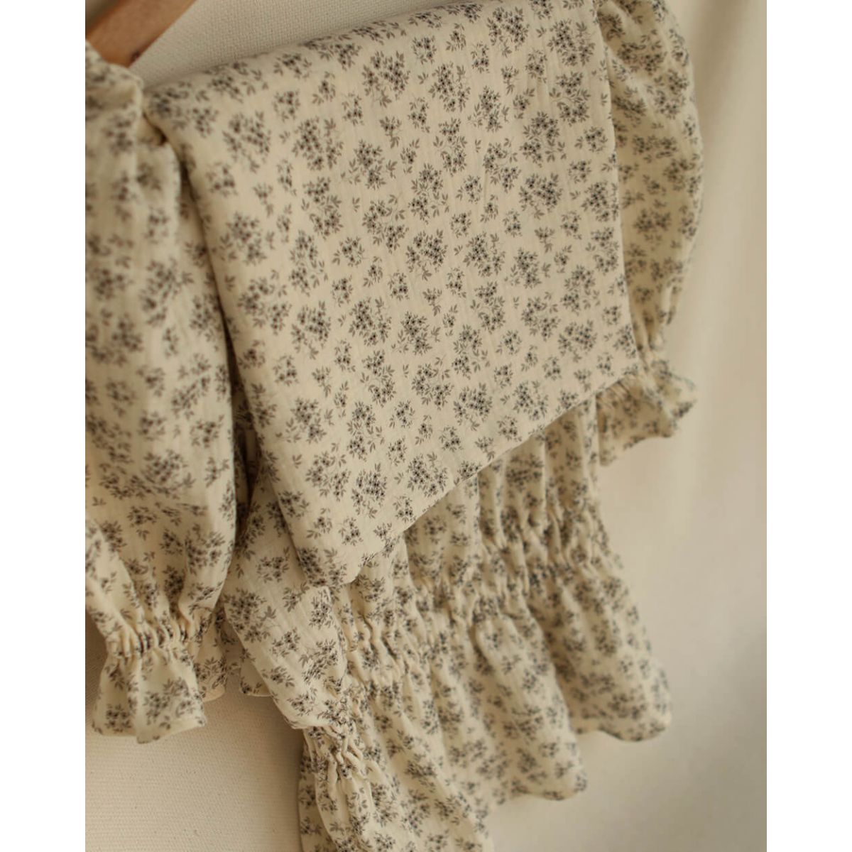 Soumeya - Double gaze coton BIO motif exclusif fond écru taupe Soumeya - Double gaze coton BIO motif exclusif fond écru taupe