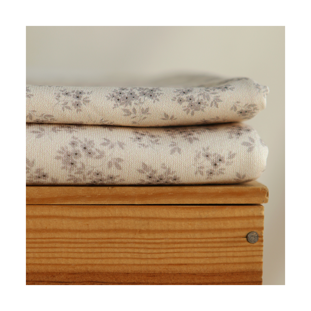 Soumeya - Jersey coton BIO motif exclusif Soumeya taupe Soumeya - Jersey coton BIO motif exclusif Soumeya taupe