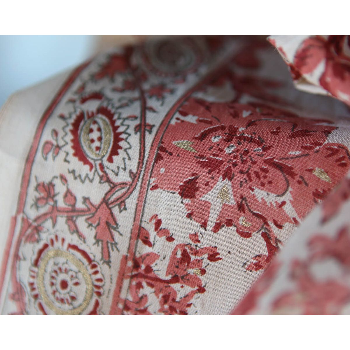 Anjali - Tissu indien coton hand block traditionnel touches de doré Anjali - Tissu indien coton hand block traditionnel touches de doré
