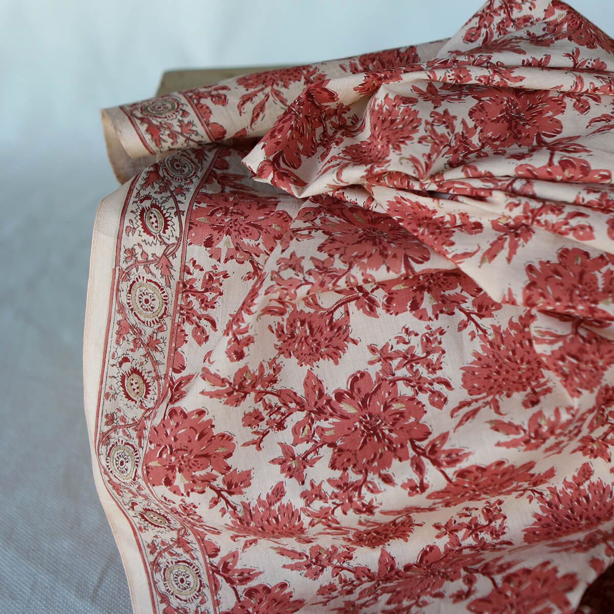 Anjali - Tissu indien coton hand block traditionnel touches de doré Anjali - Tissu indien coton hand block traditionnel touches de doré