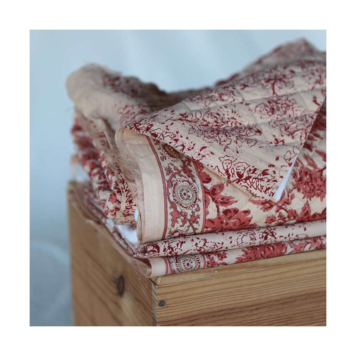 Anjali - Tissu indien coton hand block traditionnel touches de doré Anjali - Tissu indien coton hand block traditionnel touches de doré