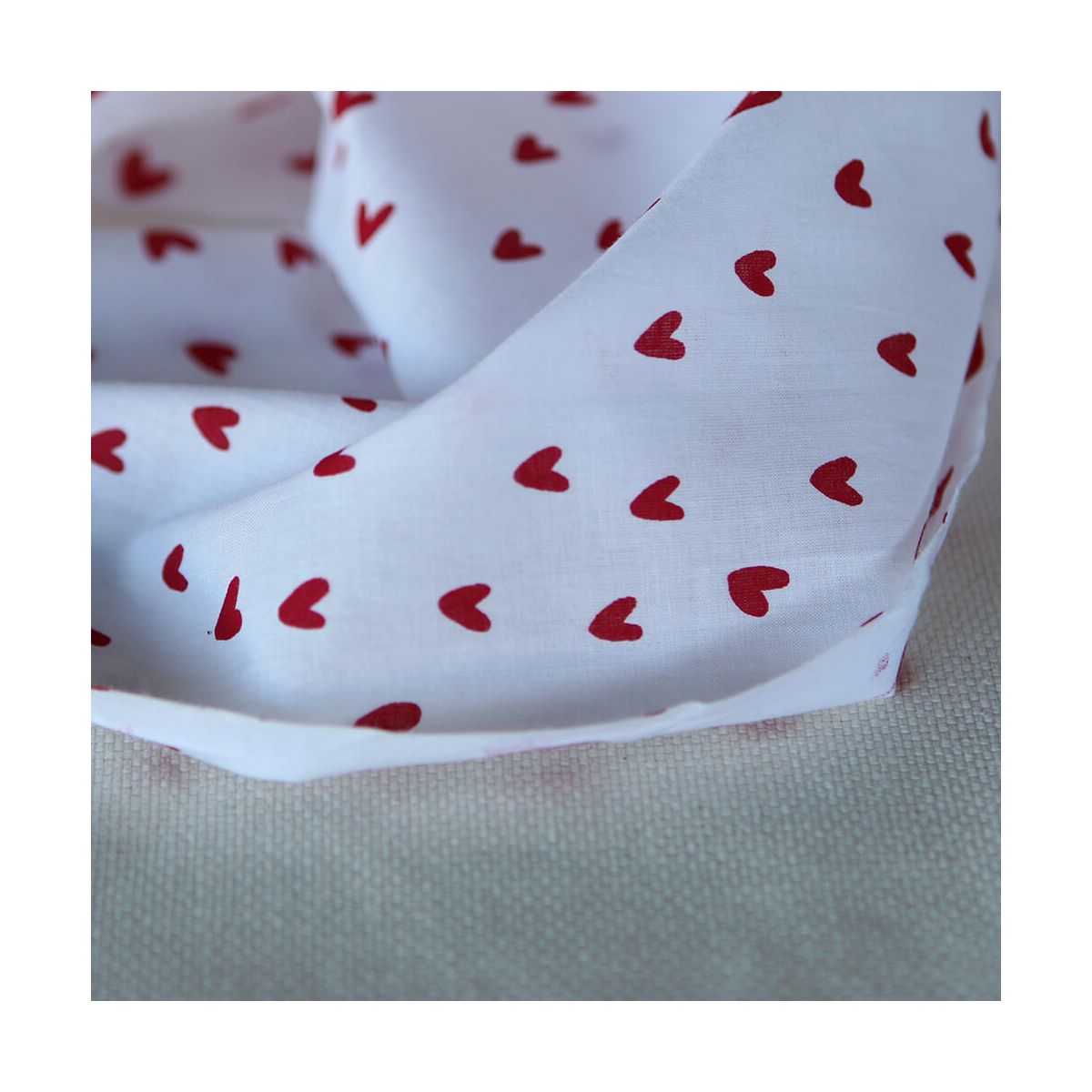 Dil / coeurs rouges - Tissu indien coton hand block traditionnel Dil / coeurs rouges - Tissu indien coton hand block traditionnel