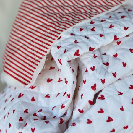 Dil / coeurs rouges - Tissu indien matelassé double face coton hand block largeur 100cm Dil / coeurs rouges - Tissu indien matelassé double face coton hand block largeur 100cm
