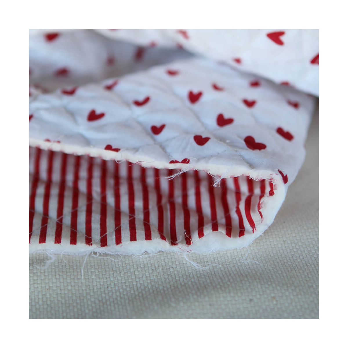 Dil / coeurs rouges - Tissu indien matelassé double face coton hand block largeur 100cm Dil / coeurs rouges - Tissu indien matelassé double face coton hand block largeur 100cm