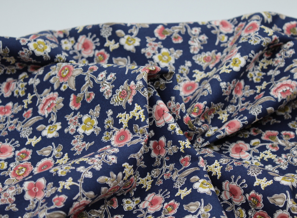 Tissu twill de coton organique imprimé fleuri bleu marine