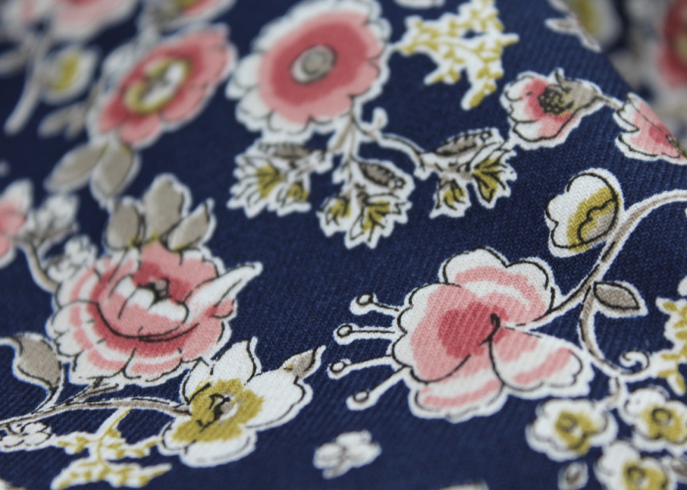 Tissu twill de coton organique imprimé fleuri bleu marine
