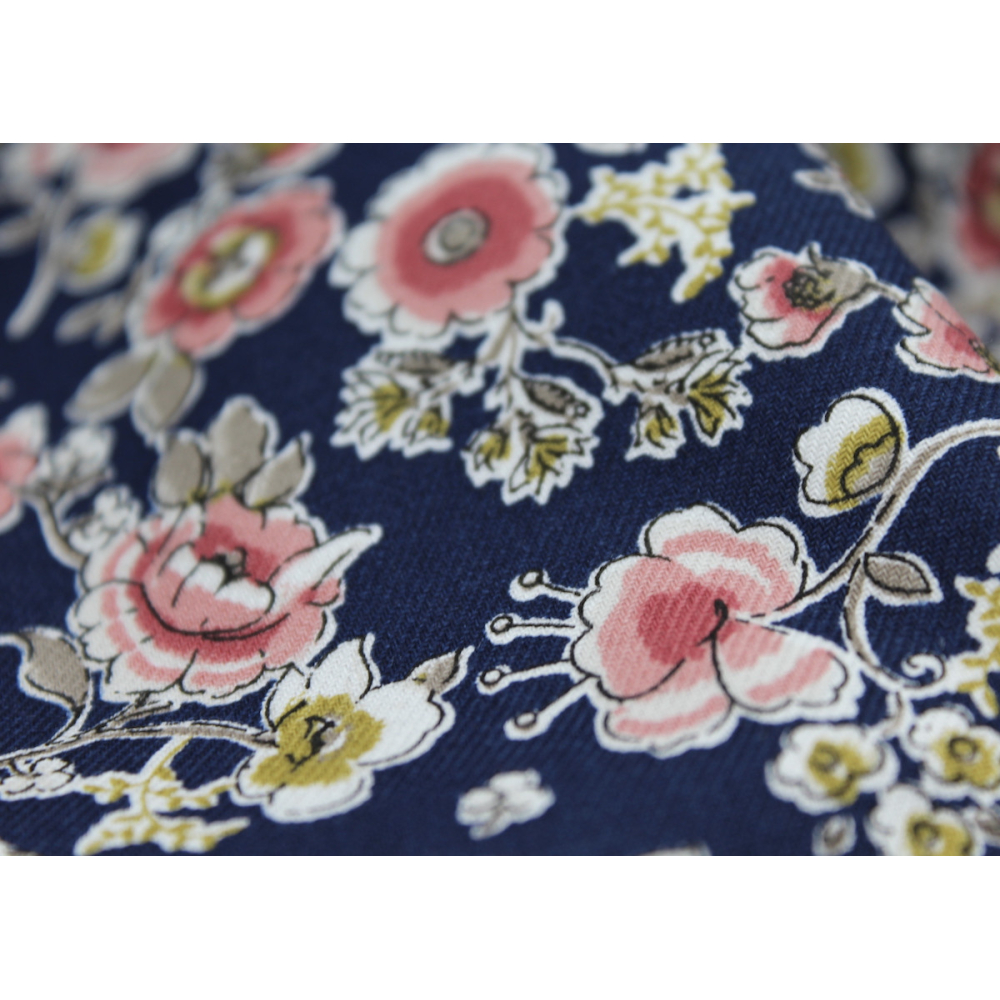 Tissu twill de coton organique imprimé fleuri bleu marine