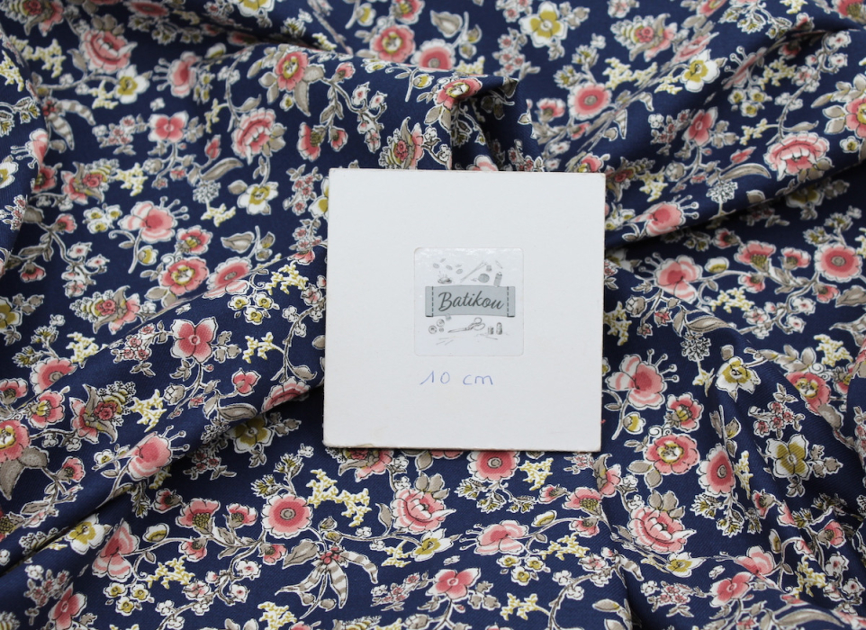 Tissu twill de coton organique imprimé fleuri bleu marine