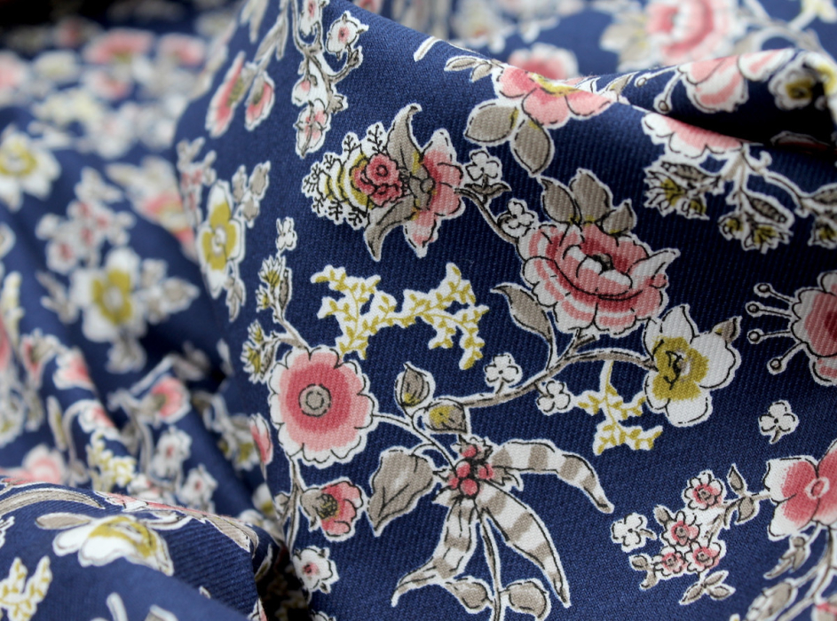 Tissu twill de coton organique imprimé fleuri bleu marine