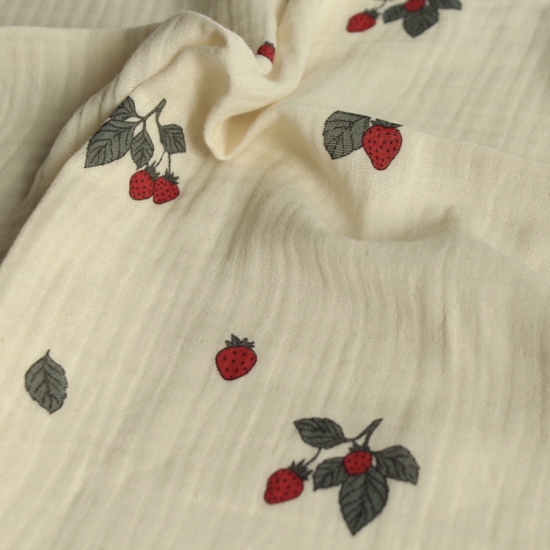 Double gaze de coton BIO écru motif exclusif fraises
