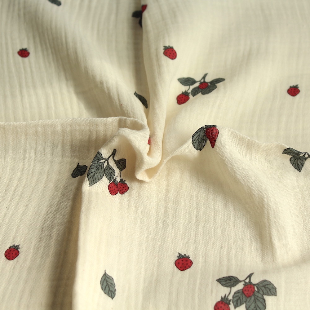 Double gaze de coton BIO écru motif exclusif fraises