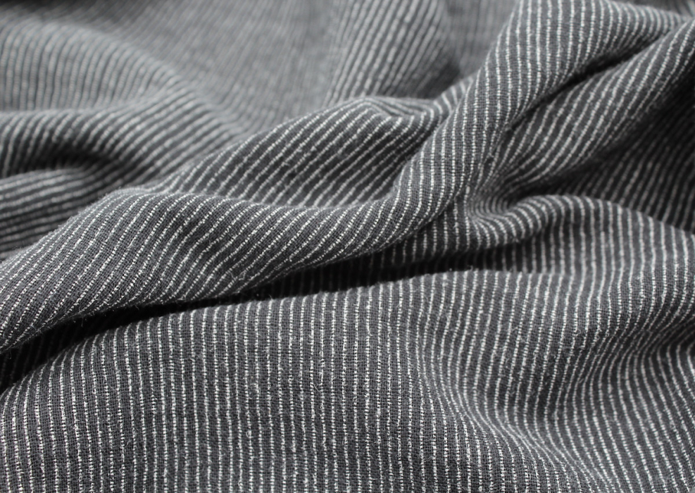 Double gaze de coton BIO gris météorite rayure 