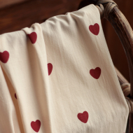 Manou - Coton lavé bio coloris vanille motif coeurs rouges Batikou - 1