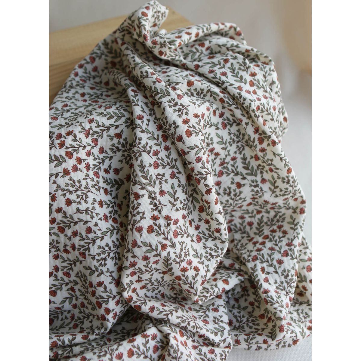 Madeleine - Double gaze de coton fond écru motif fleuri Madeleine - Double gaze de coton fond écru motif fleuri