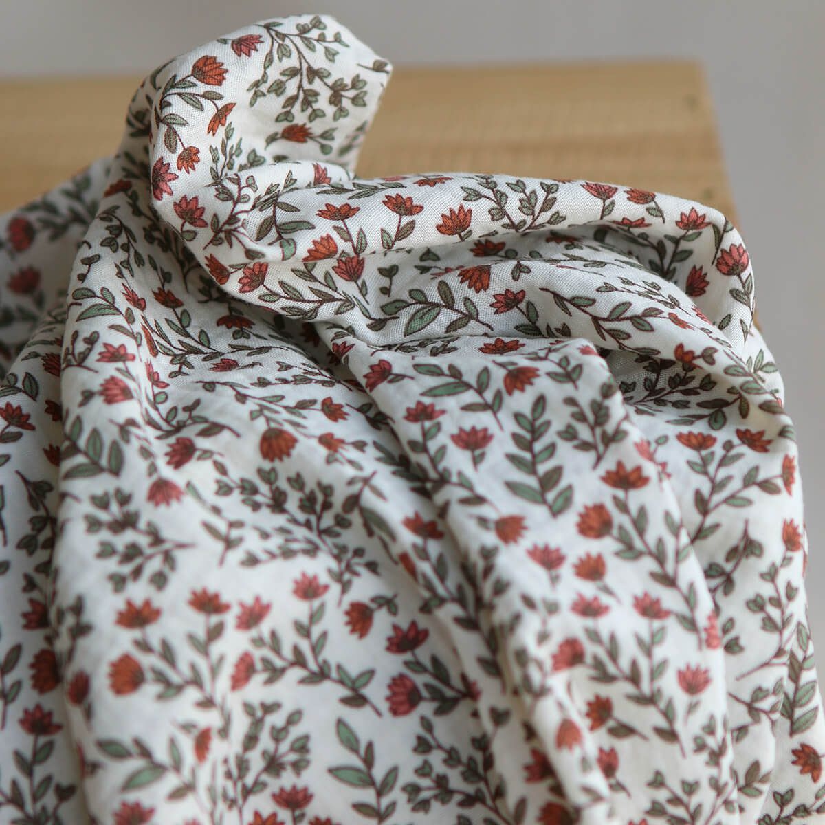 Madeleine - Double gaze de coton fond écru motif fleuri Madeleine - Double gaze de coton fond écru motif fleuri