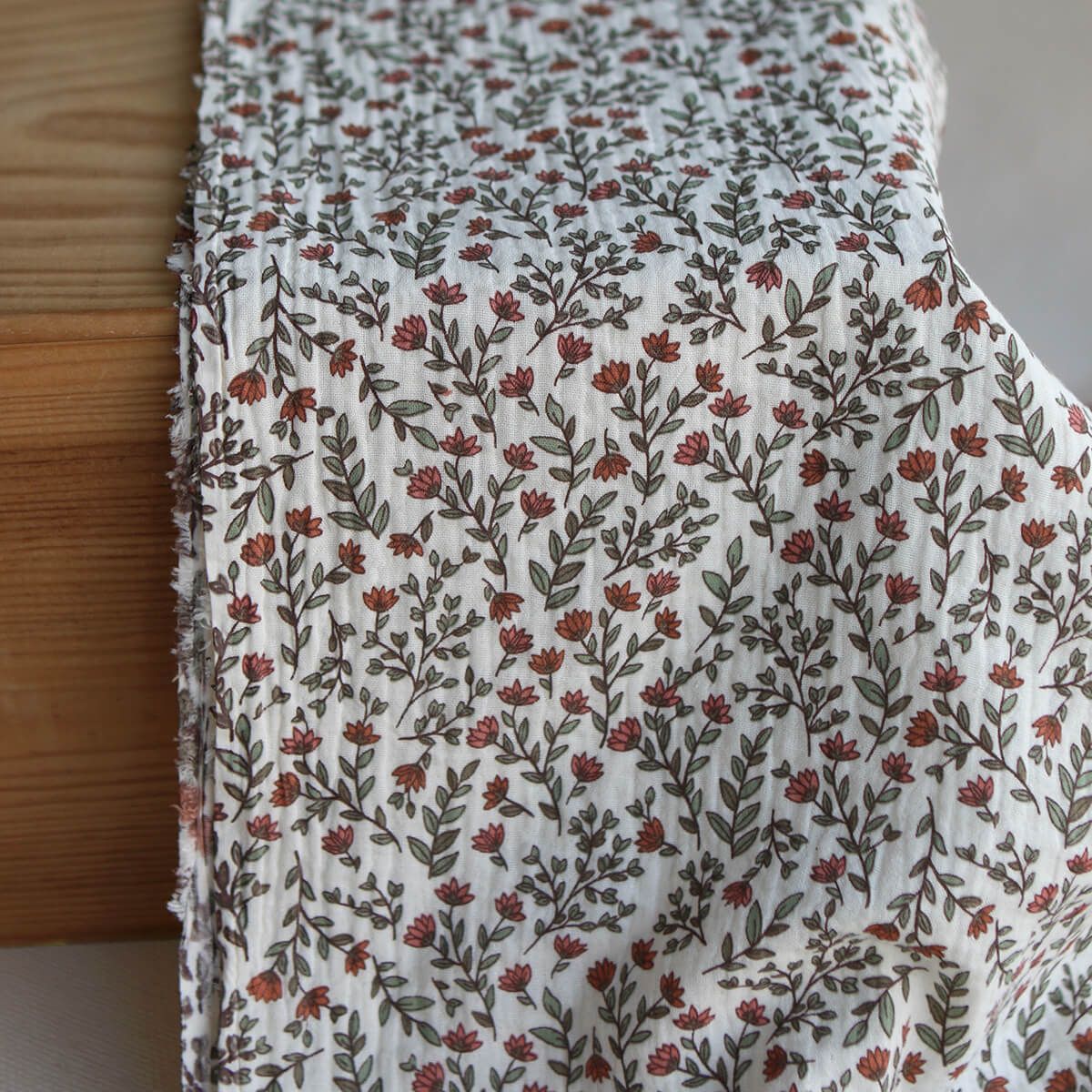 Madeleine - Double gaze de coton fond écru motif fleuri Madeleine - Double gaze de coton fond écru motif fleuri