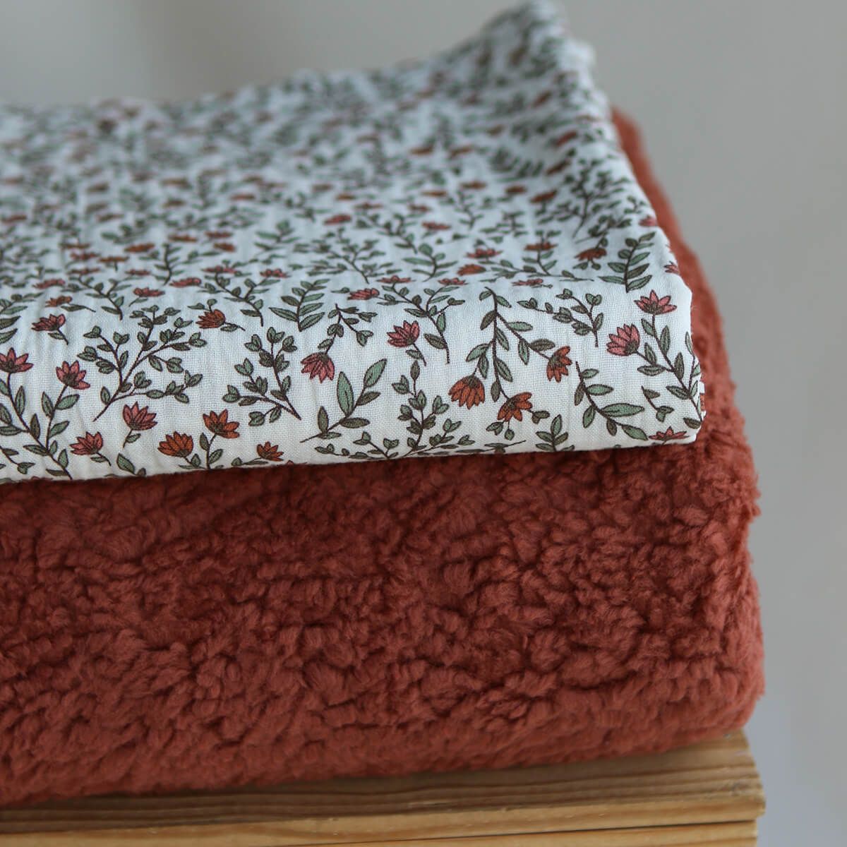 Madeleine - Double gaze de coton fond écru motif fleuri Madeleine - Double gaze de coton fond écru motif fleuri