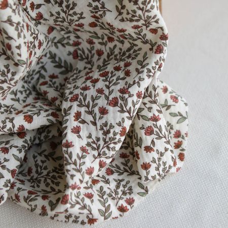 Madeleine - Double gaze de coton fond écru motif fleuri Madeleine - Double gaze de coton fond écru motif fleuri