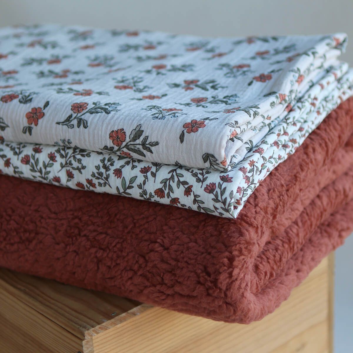 Lina - Double gaze de coton fond crème motif fleuri Lina - Double gaze de coton fond crème motif fleuri