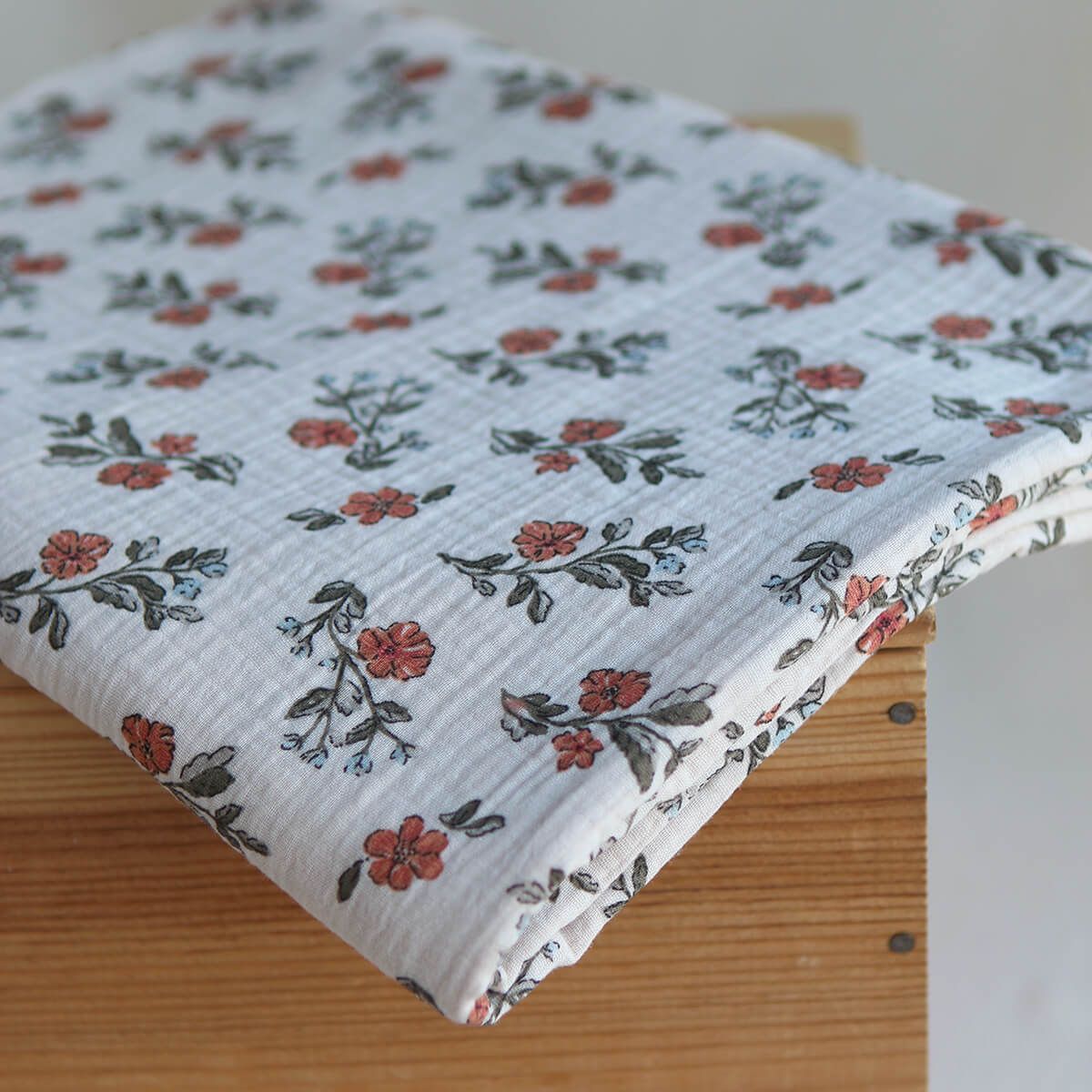 Lina - Double gaze de coton fond crème motif fleuri Lina - Double gaze de coton fond crème motif fleuri