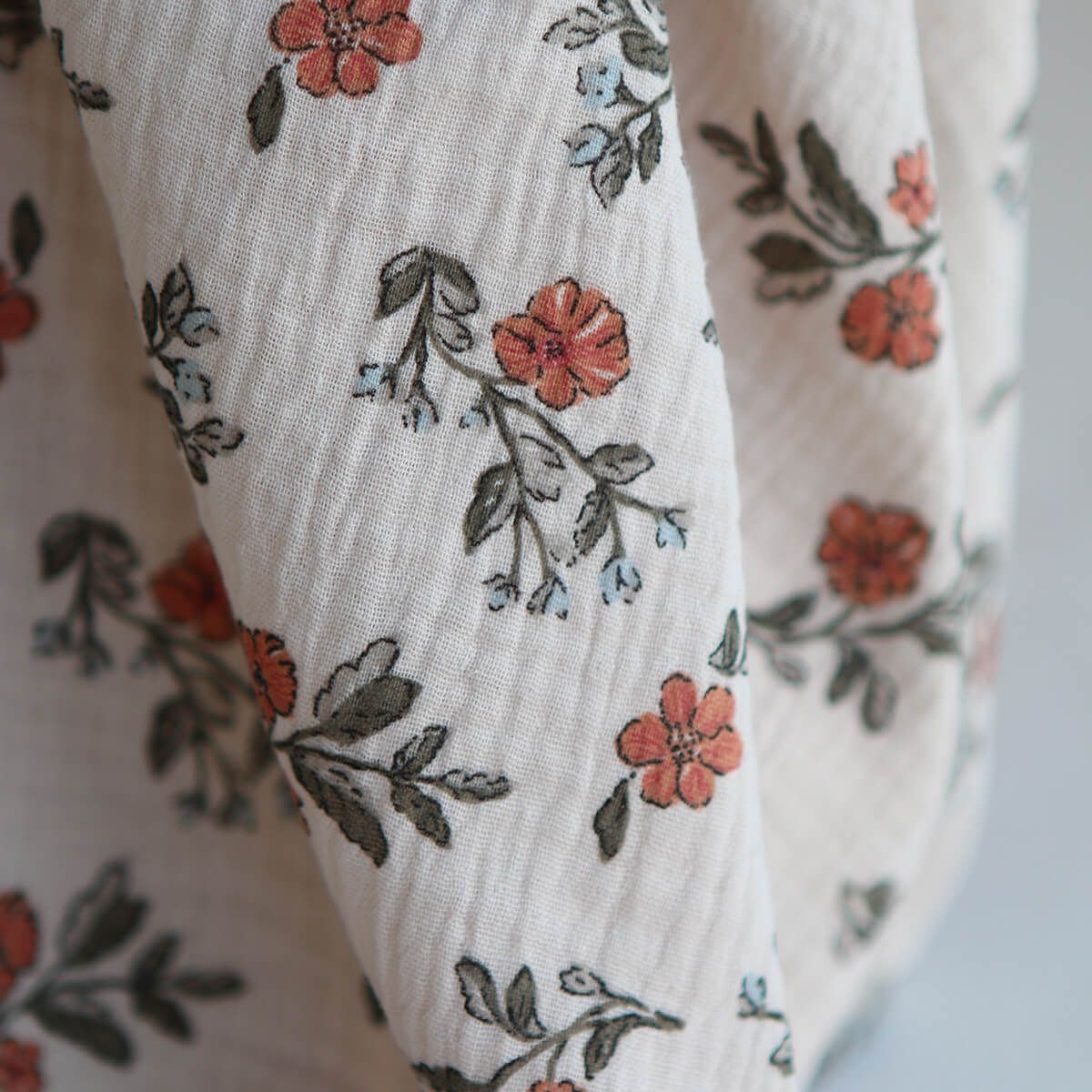 Lina - Double gaze de coton fond crème motif fleuri Lina - Double gaze de coton fond crème motif fleuri