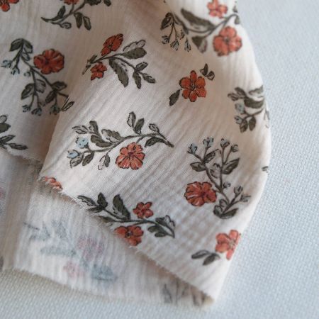 Lina - Double gaze de coton fond crème motif fleuri Lina - Double gaze de coton fond crème motif fleuri