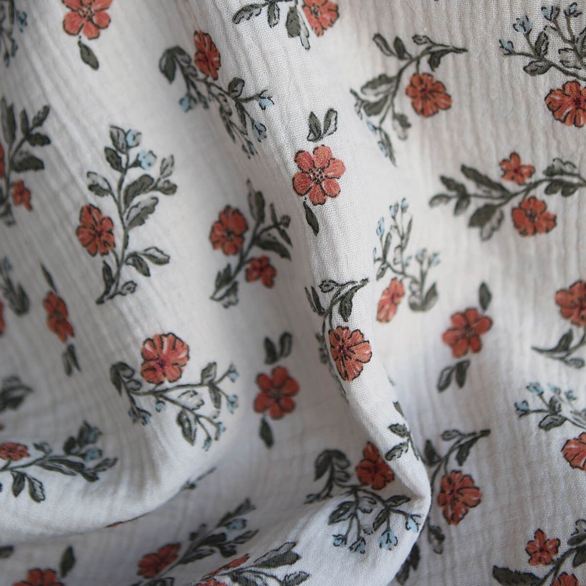 Lina - Double gaze de coton fond crème motif fleuri Lina - Double gaze de coton fond crème motif fleuri