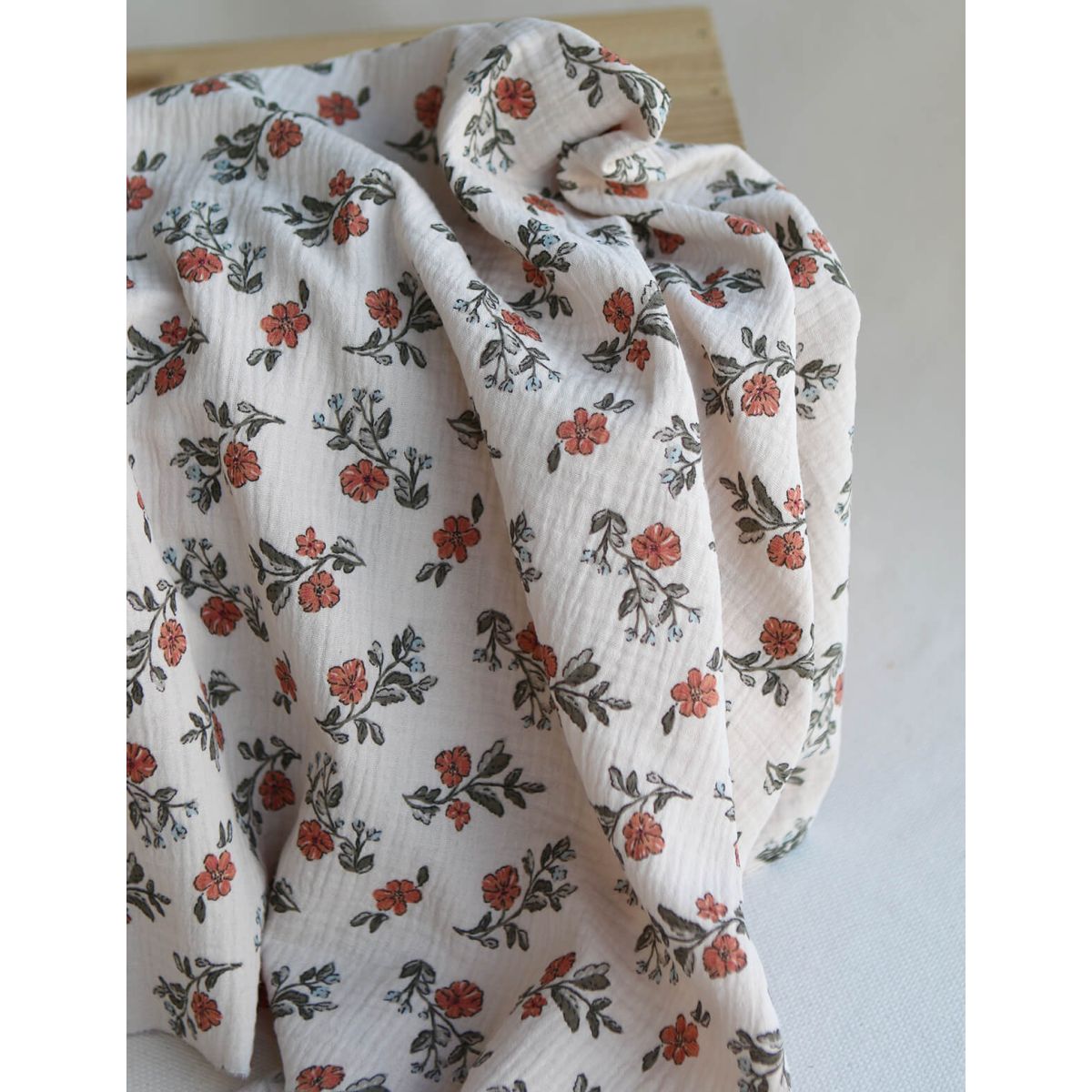 Lina - Double gaze de coton fond crème motif fleuri Lina - Double gaze de coton fond crème motif fleuri