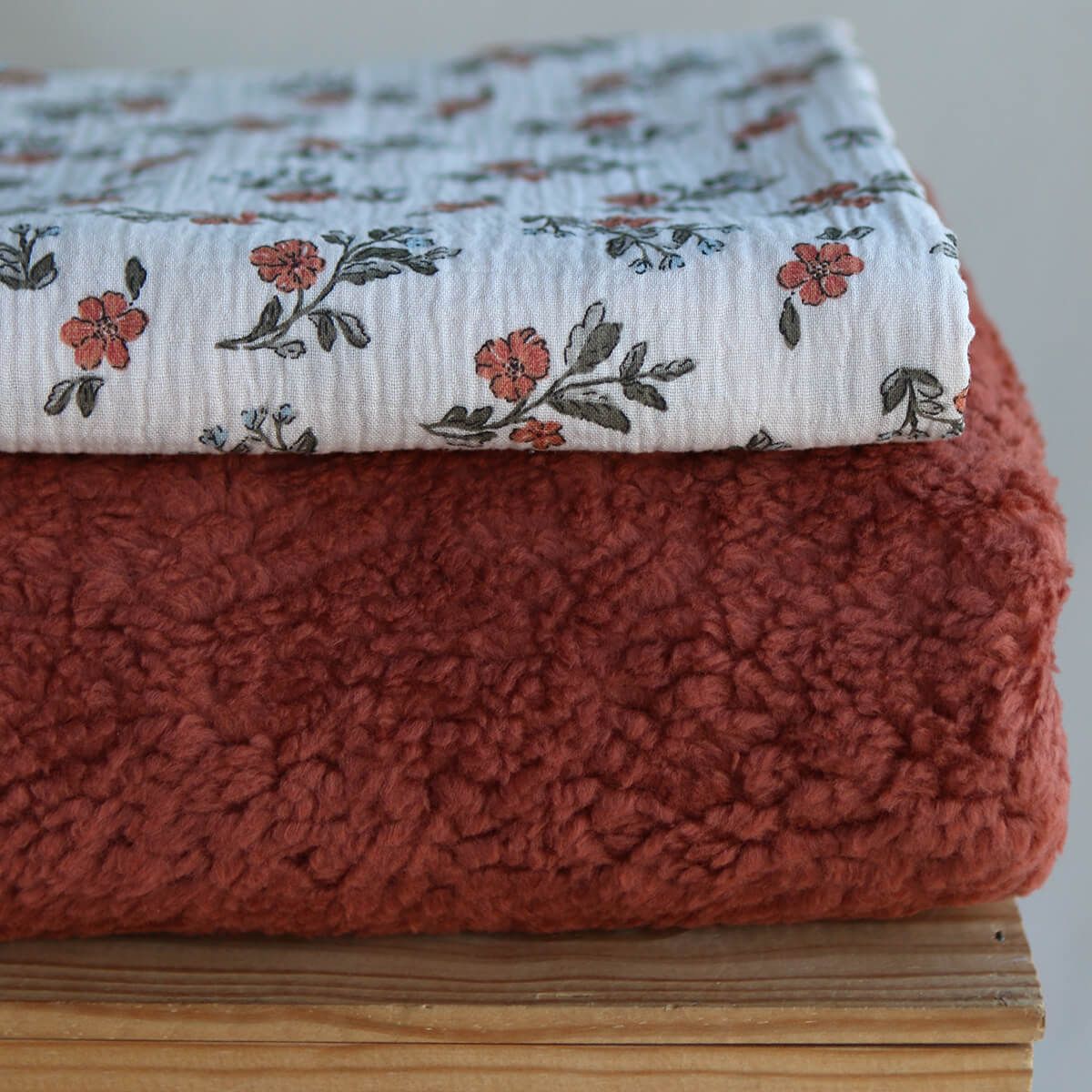 Lina - Double gaze de coton fond crème motif fleuri Lina - Double gaze de coton fond crème motif fleuri