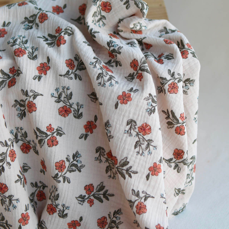 Lina - Double gaze de coton fond crème motif fleuri Lina - Double gaze de coton fond crème motif fleuri