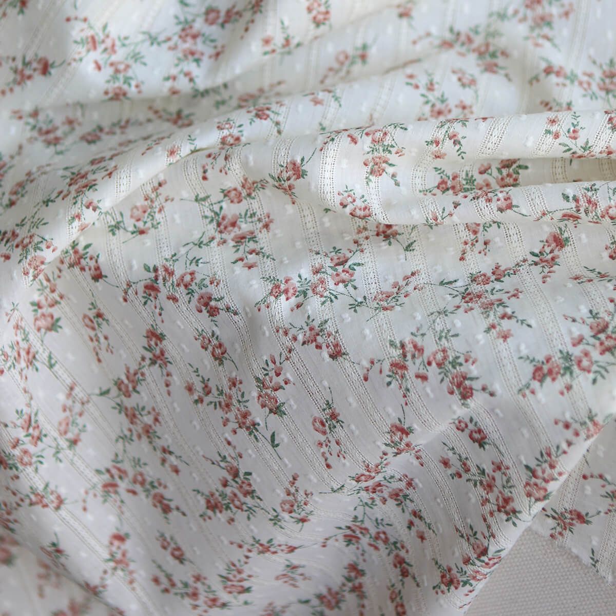 Blandine - Broderie anglaise plumetis coton texturé imprimé fleuri Blandine - Broderie anglaise plumetis coton texturé imprimé fleuri