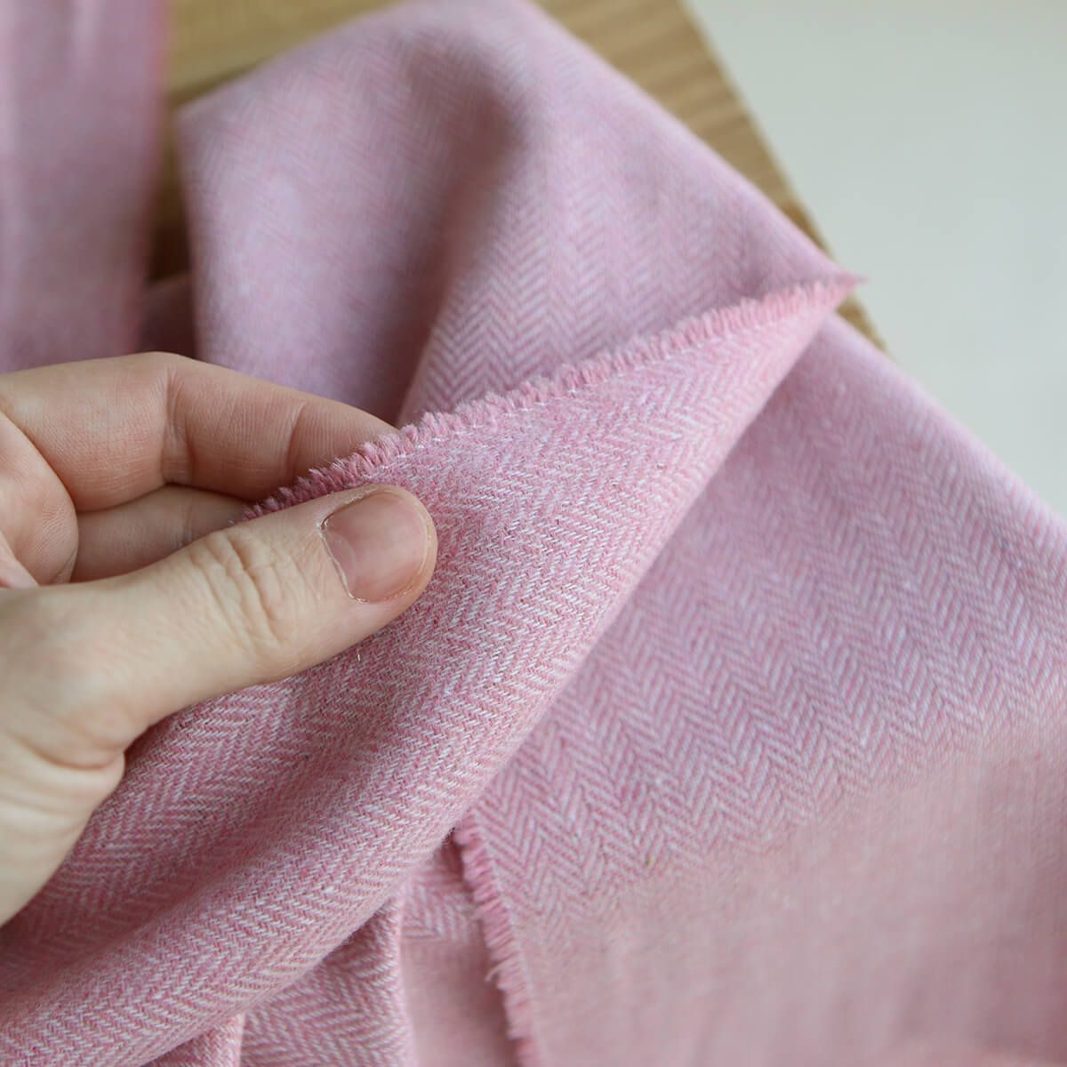 Tissu chevrons texturé coton / laine coloris Rose tendre Tissu chevrons texturé coton / laine coloris Rose tendre