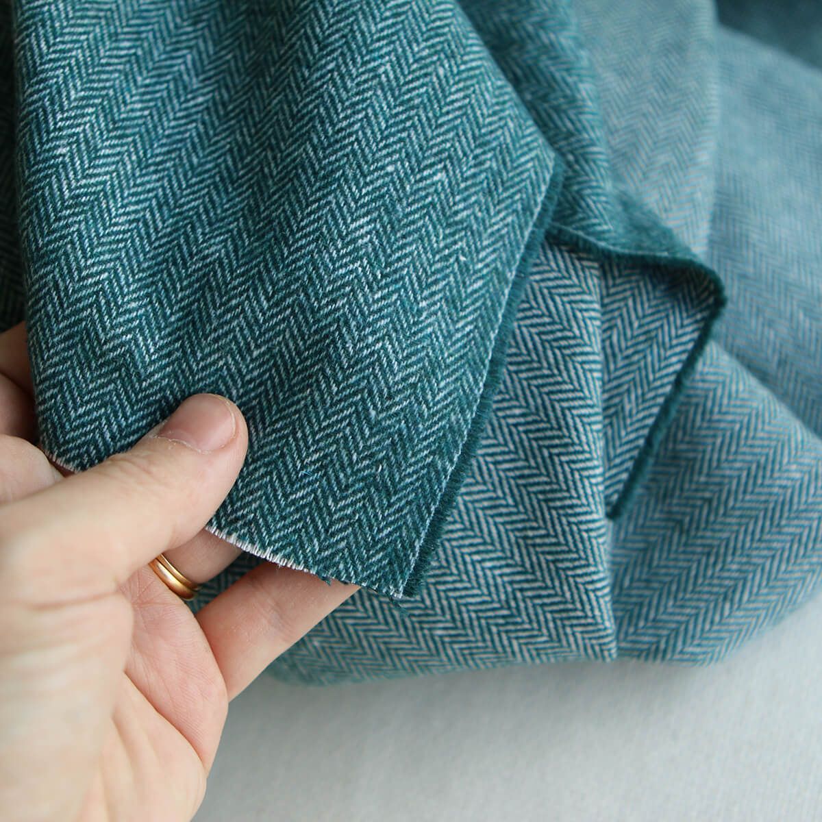 Tissu chevrons texturé coton / laine coloris Pétrole Tissu chevrons texturé coton / laine coloris Pétrole
