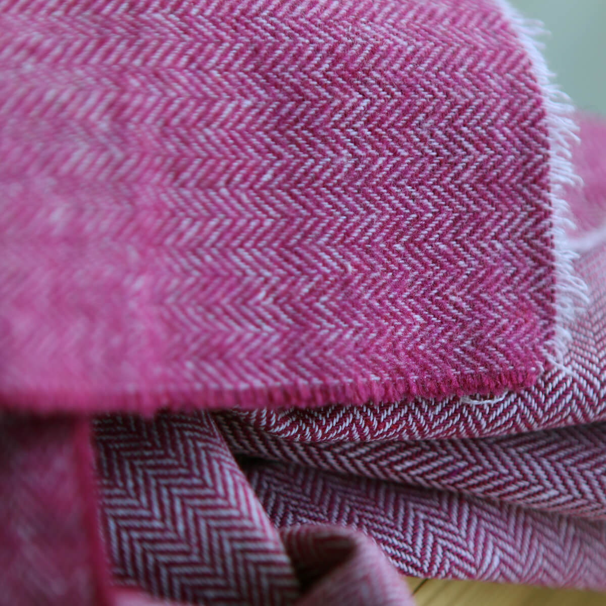 Tissu chevrons texturé coton / laine coloris framboise Tissu chevrons texturé coton / laine coloris framboise