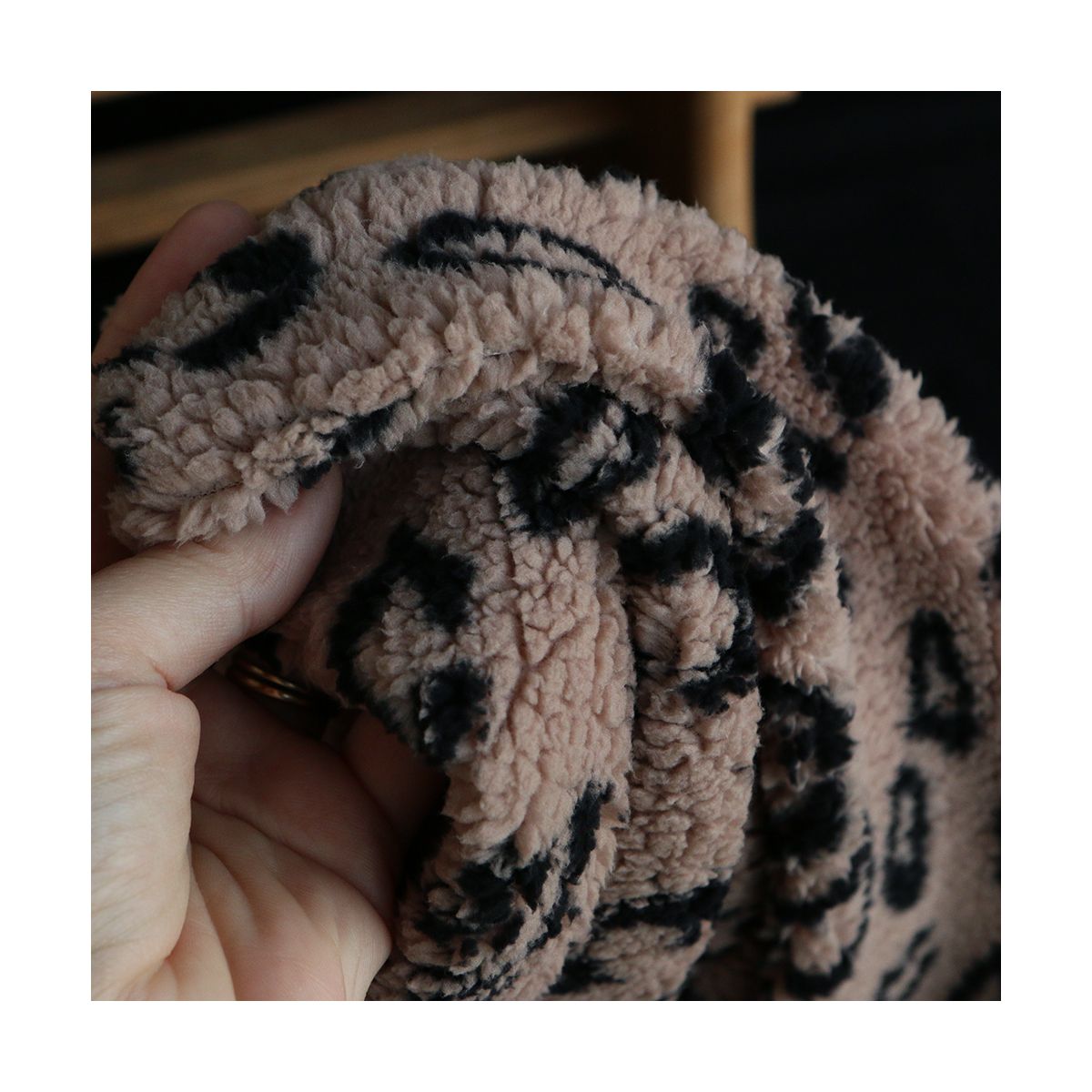 Teddy / moumoute bouclé fond marron glacé motif Graou