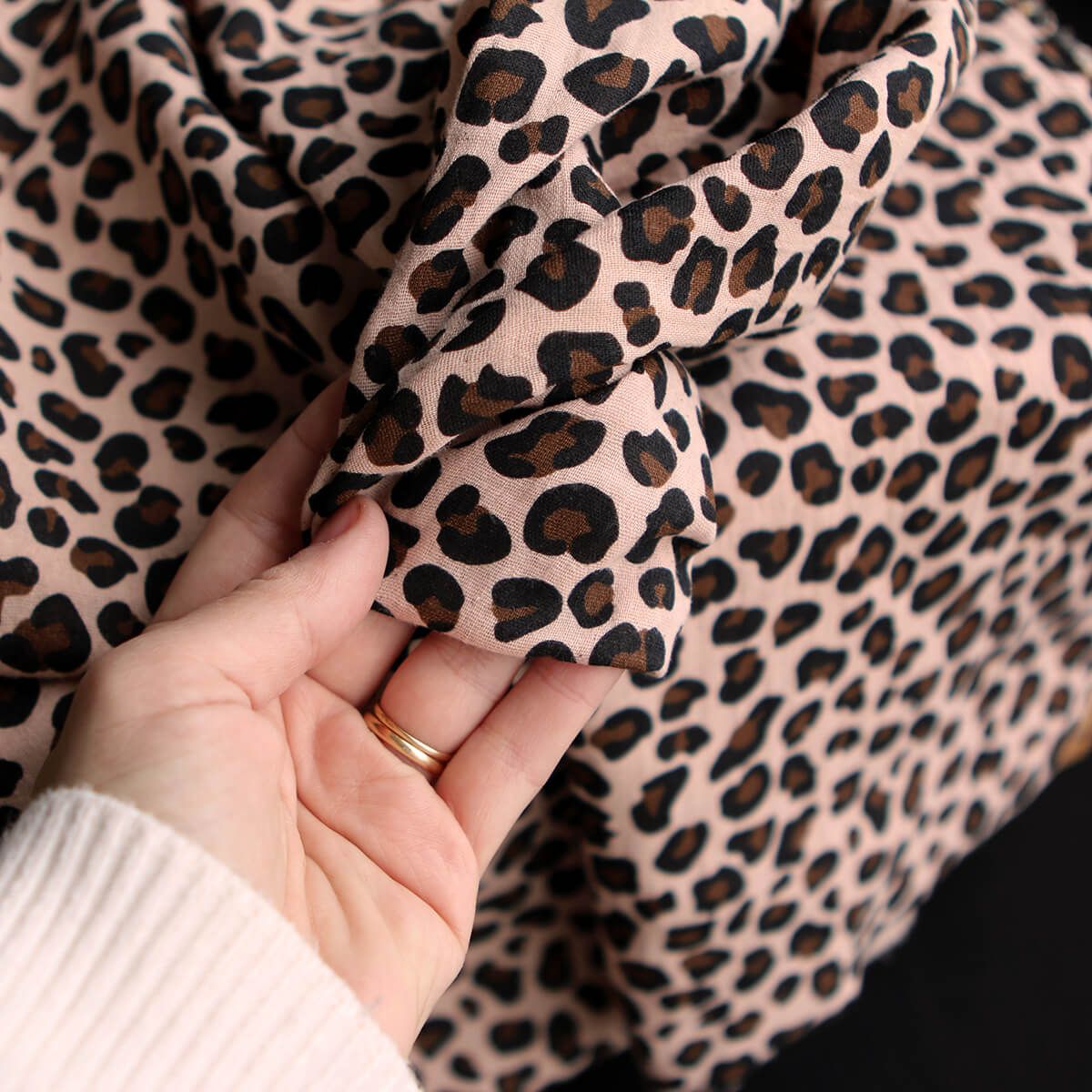 Lea - Double gaze coton BIO motif exclusif Graou fond nude Lea - Double gaze coton BIO motif exclusif Graou fond nude
