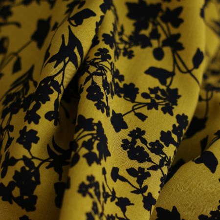 Viscose Ecovero imprimé fleuri noir fond ambre