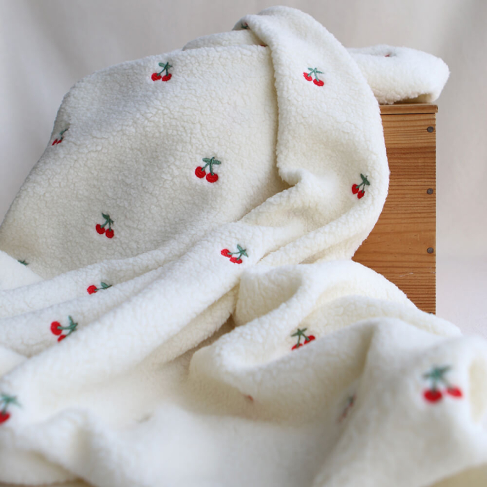 Teddy / moumoute bouclé fond écru broderies cerises