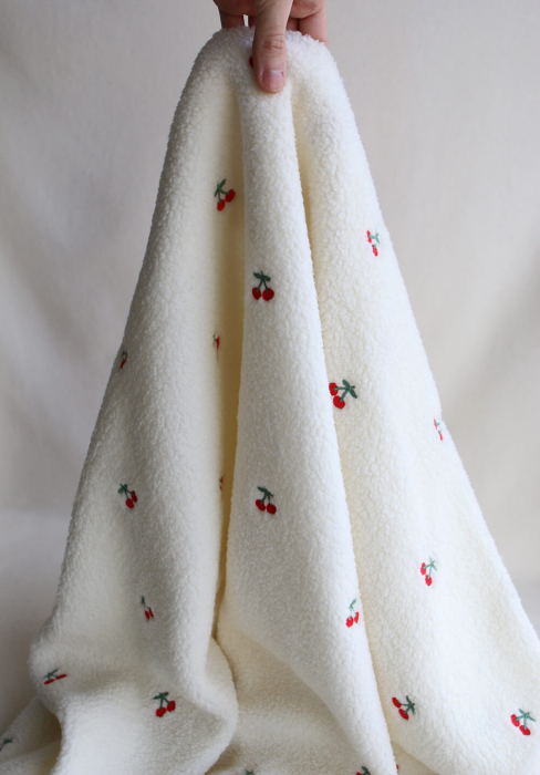 Teddy / moumoute bouclé fond écru broderies cerises