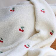 Teddy / moumoute bouclé fond écru broderies cerises
