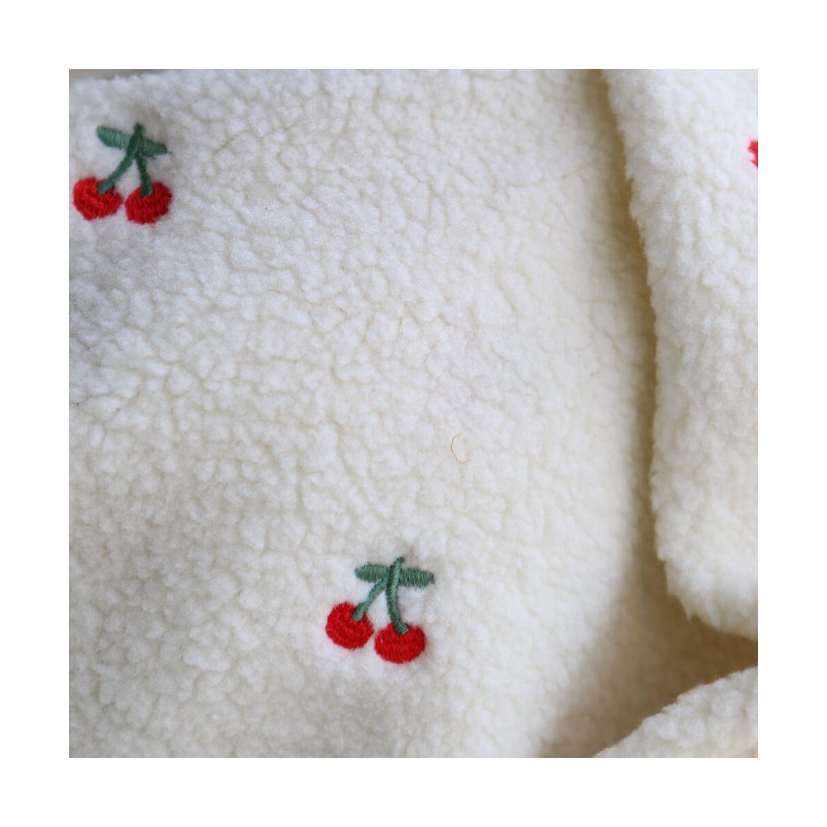 Teddy / moumoute bouclé fond écru broderies cerises