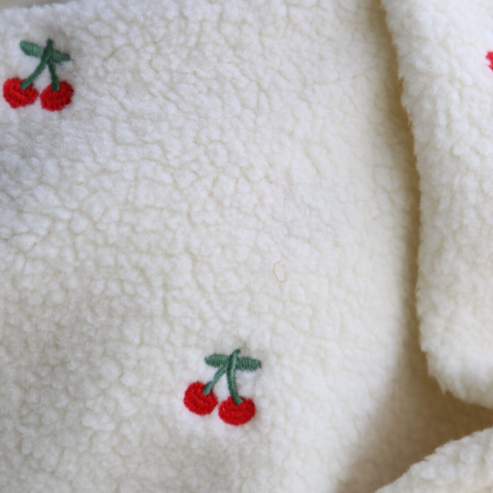 Teddy / moumoute bouclé fond écru broderies cerises