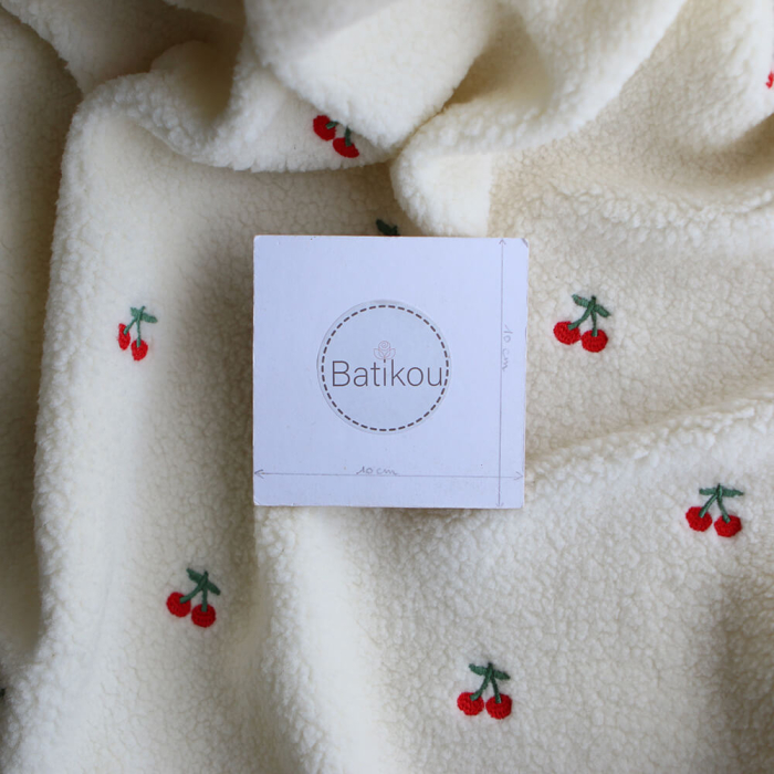 Teddy / moumoute bouclé fond écru broderies cerises