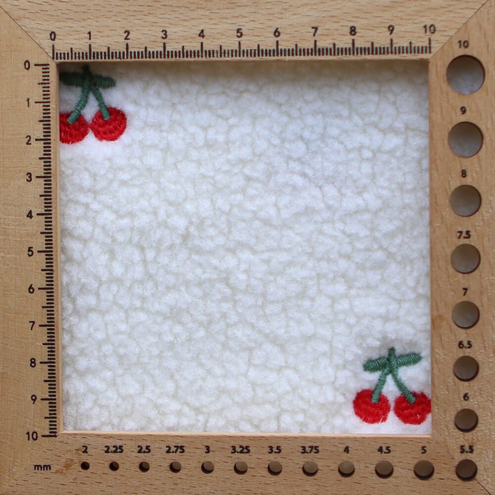 Teddy / moumoute bouclé fond écru broderies cerises