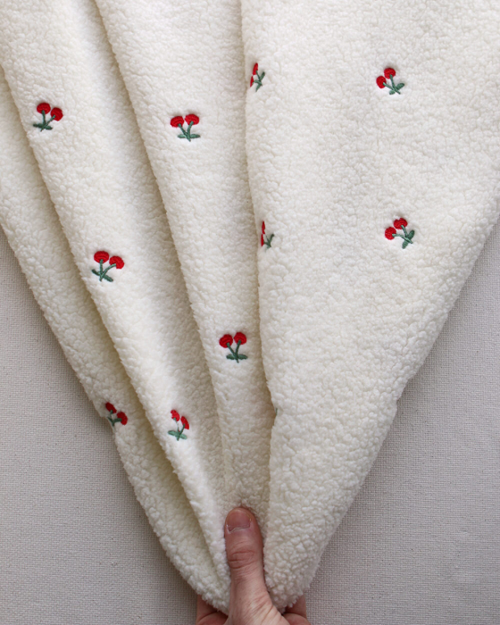 Teddy / moumoute bouclé fond écru broderies cerises